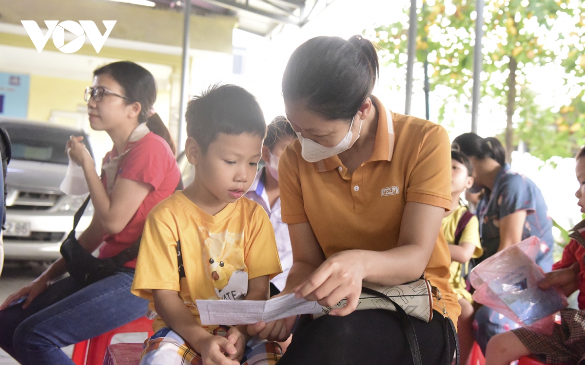 phu huynh ha noi day som dua tre di tiem vaccine phong soi hinh anh 15