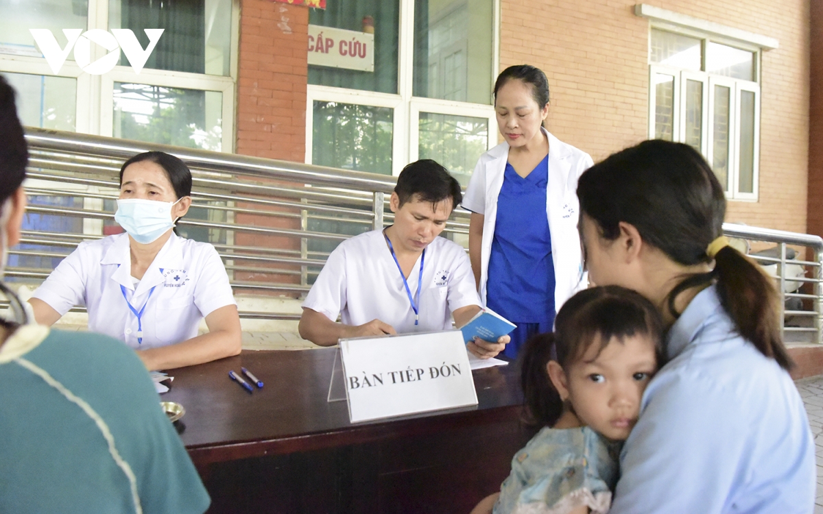 phu huynh ha noi day som dua tre di tiem vaccine phong soi hinh anh 12