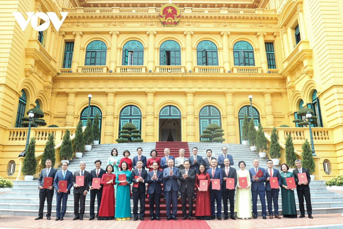 tổng bí thư, chủ tịch nước trao quyết định bổ nhiệm Đại sứ việt nam tại các nước hình ảnh 4 tong bi thu, chu tich nuoc trao quyet dinh bo nhiem Dai su viet nam tai cac nuoc hinh anh 4