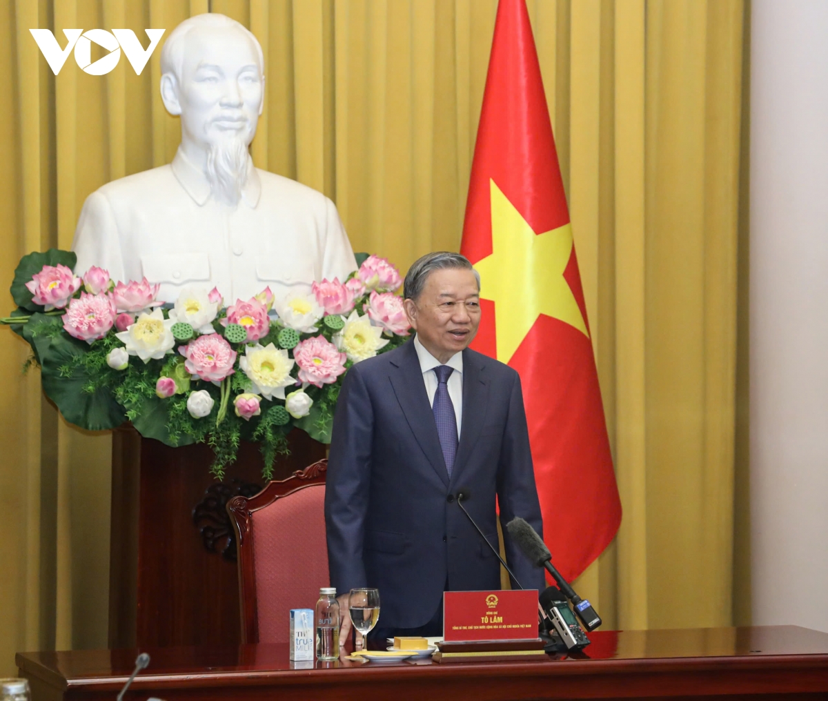 tổng bí thư, chủ tịch nước trao quyết định bổ nhiệm Đại sứ việt nam tại các nước hình ảnh 2 tong bi thu, chu tich nuoc trao quyet dinh bo nhiem Dai su viet nam tai cac nuoc hinh anh 2