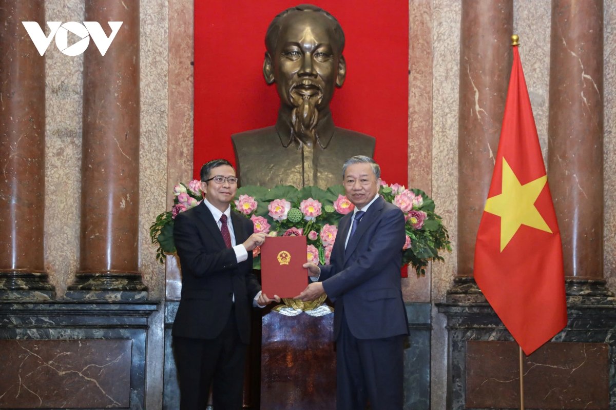 tổng bí thư, chủ tịch nước trao quyết định bổ nhiệm Đại sứ việt nam tại các nước hình ảnh 1 tong bi thu, chu tich nuoc trao quyet dinh bo nhiem Dai su viet nam tai cac nuoc hinh anh 1