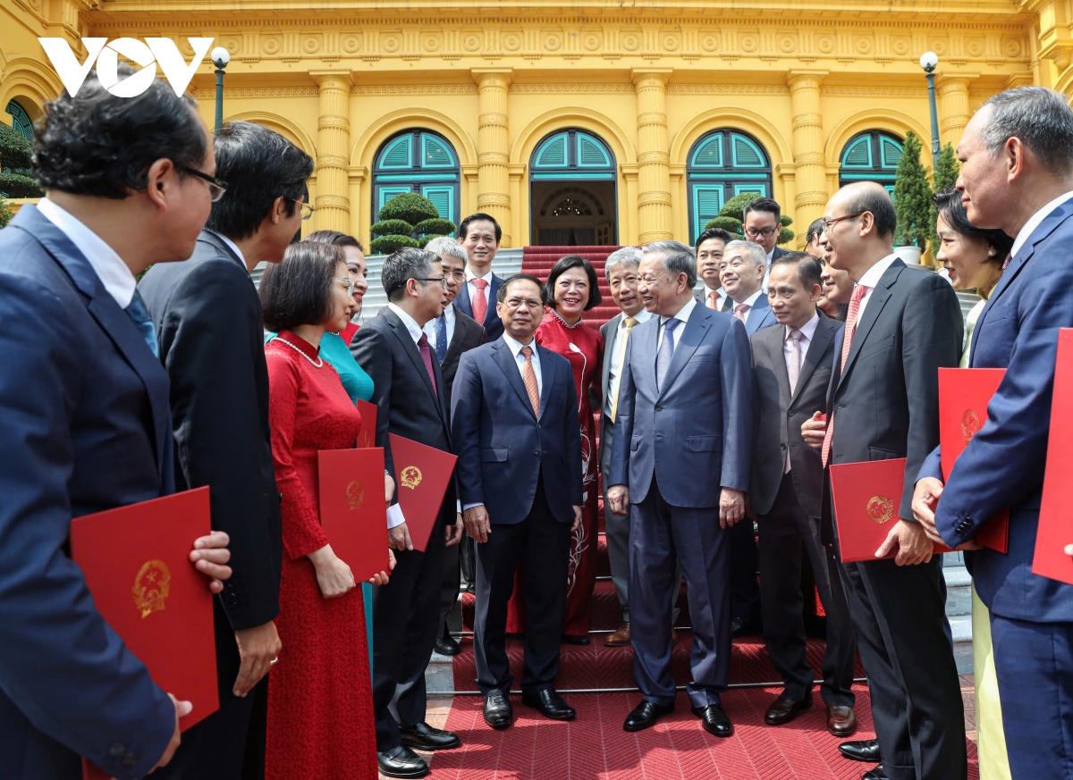 tổng bí thư, chủ tịch nước trao quyết định bổ nhiệm Đại sứ việt nam tại các nước hình ảnh 3 tong bi thu, chu tich nuoc trao quyet dinh bo nhiem Dai su viet nam tai cac nuoc hinh anh 3