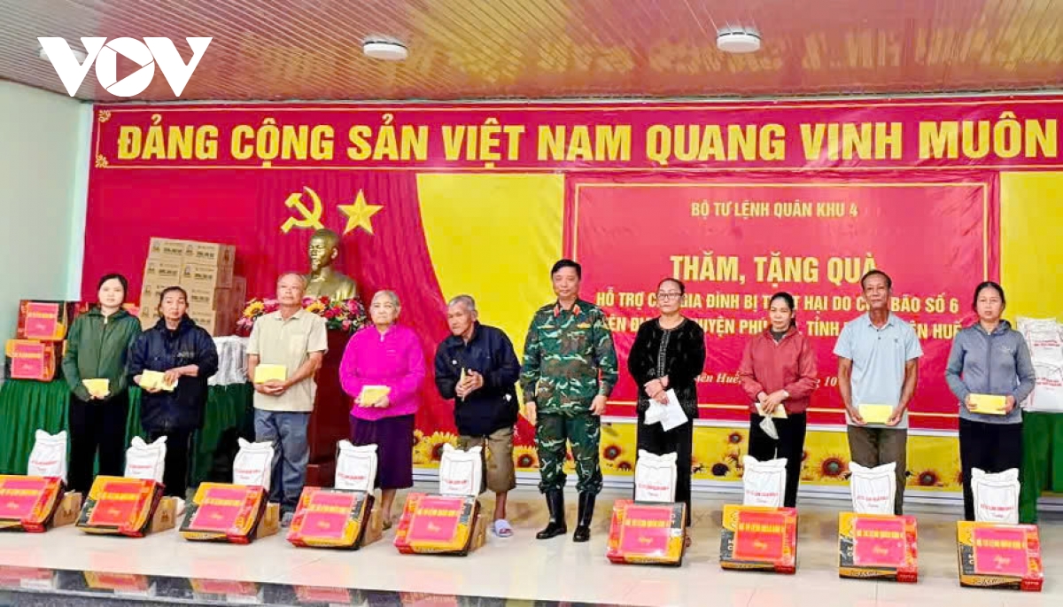 bộ tư lệnh quân khu 4 thăm các gia đình ở thừa thiên huế bị thiệt hại do bão số 6 hình ảnh 3 bo tu lenh quan khu 4 tham cac gia dinh o thua thien hue bi thiet hai do bao so 6 hinh anh 3