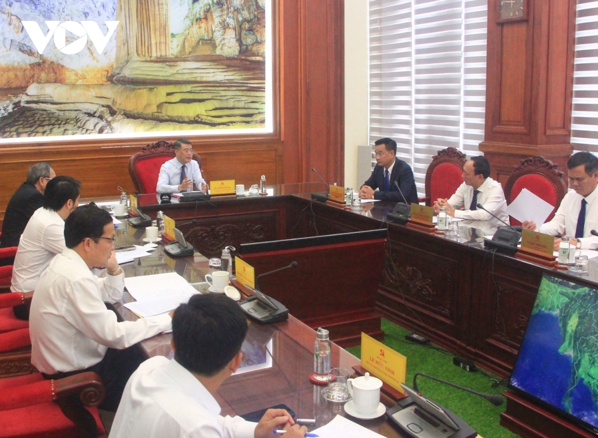 Trưởng ban Tổ chức Trung ương Lê Minh Hưng trao đổi các nội dung với Ban Thường vụ Tỉnh ủy Quảng Bình