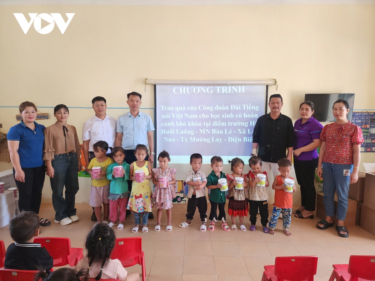 vov trao qua cho hoc sinh vung kho Dien bien hinh anh 3