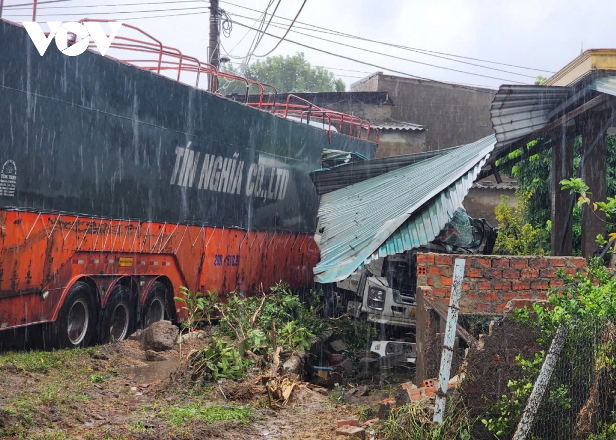 xe container tông vào nhà dân ở quảng bình hình ảnh 1 xe container tong vao nha dan o quang binh hinh anh 1