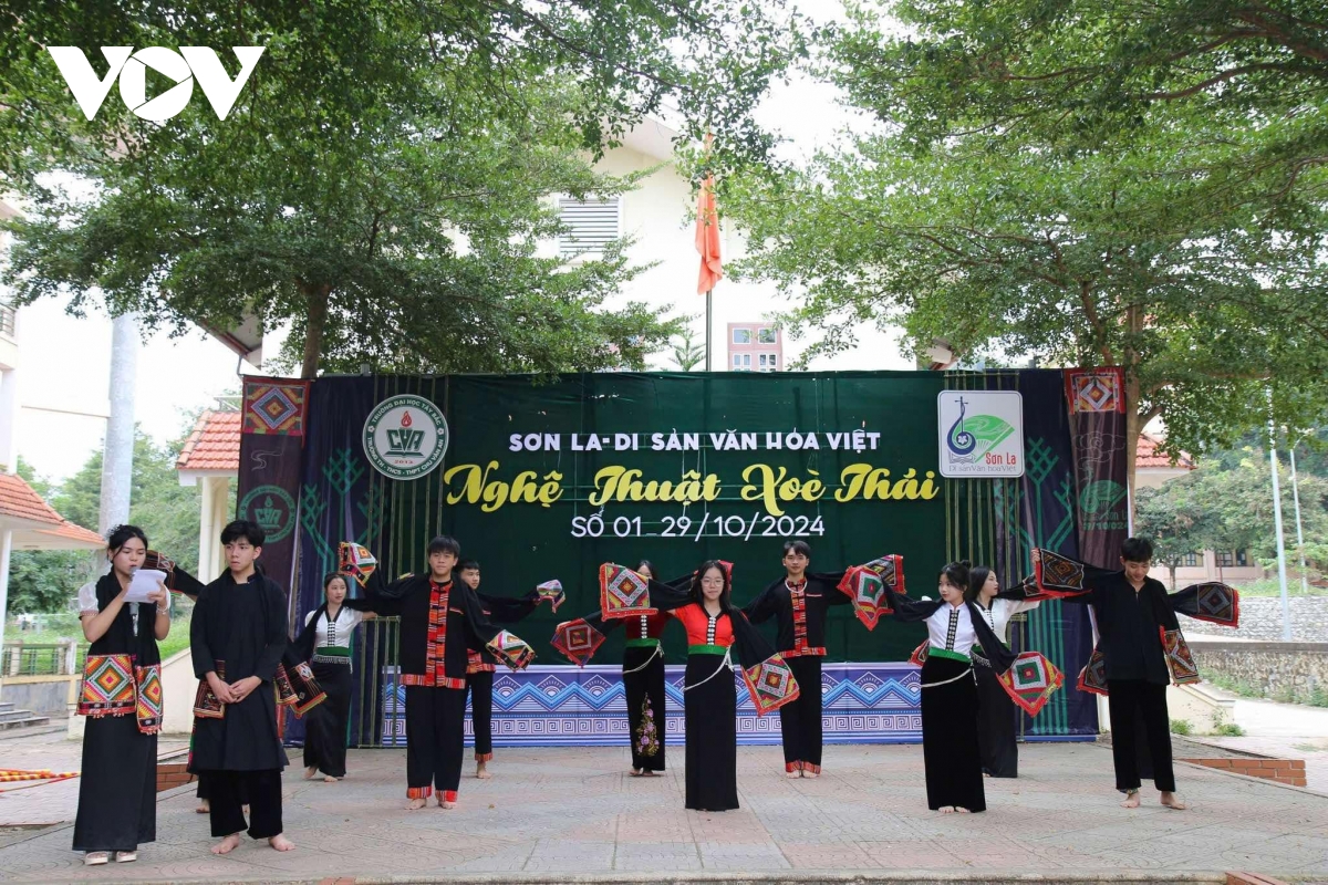 lan dau dua xoe thai vao thi trong truong hoc o son la hinh anh 2