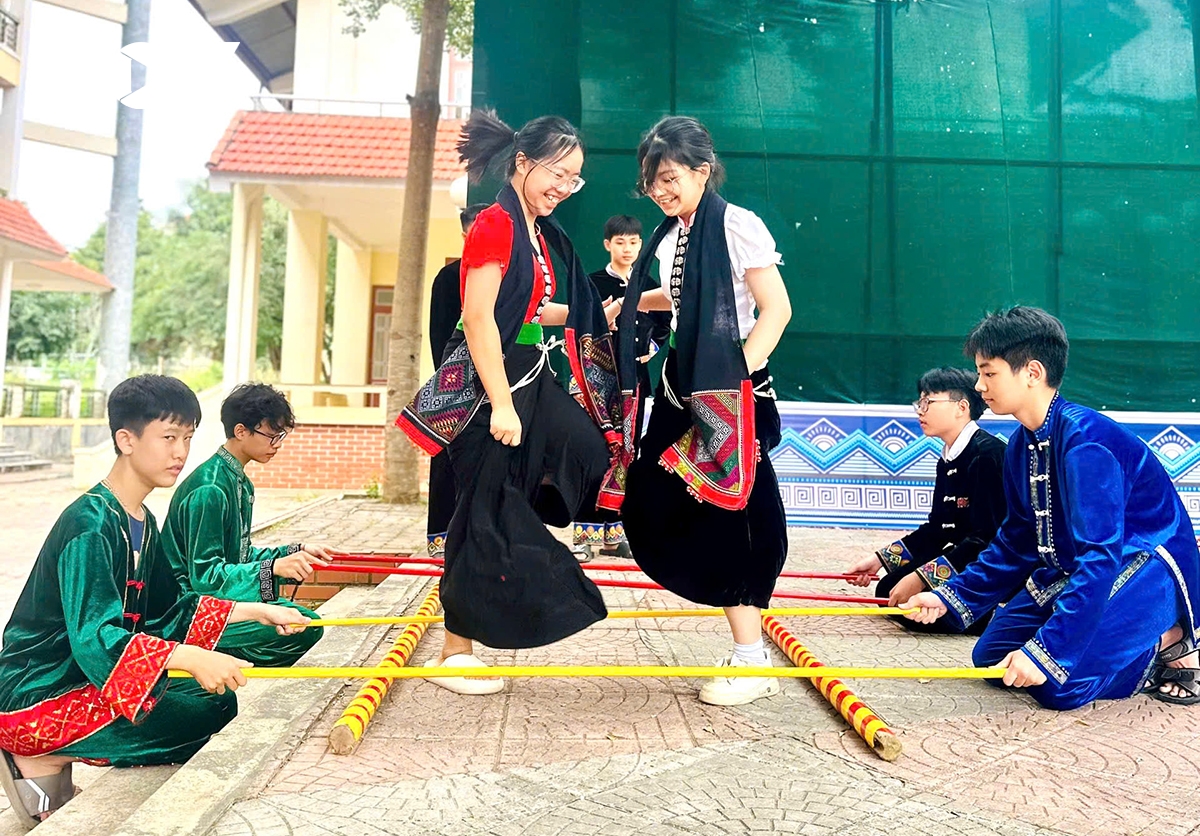 lần đầu đưa xoè thái vào thi trong trường học ở sơn la hình ảnh 1 lan dau dua xoe thai vao thi trong truong hoc o son la hinh anh 1