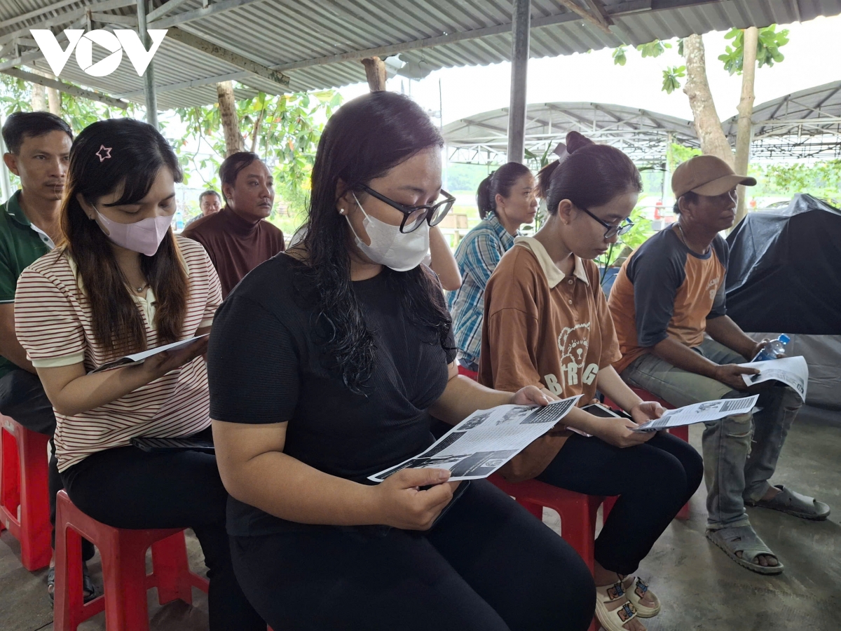 tuyen truyen an toan giao thong duong thuy cho nguoi dan ven song o binh duong hinh anh 1