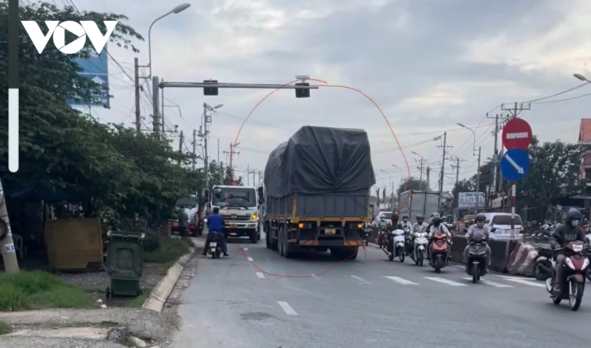 O to tai ngang nhien chay nguoc chieu tren quoc lo 1 hinh anh 1