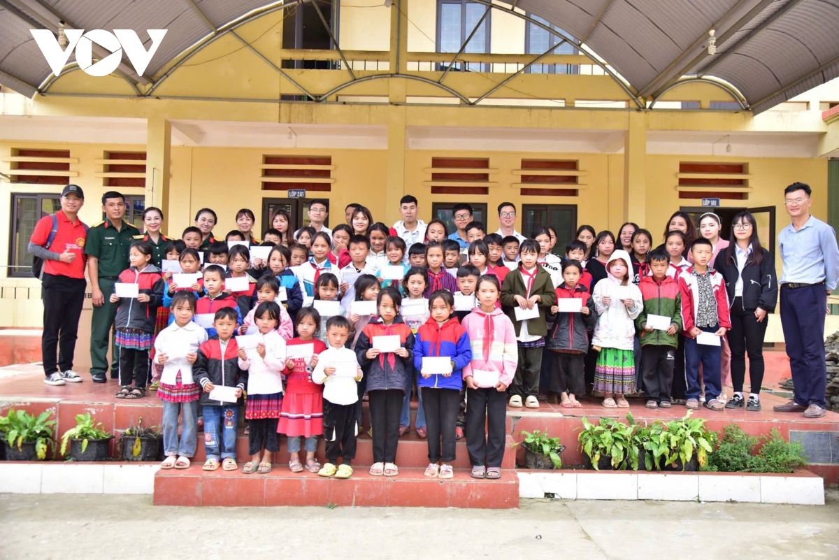 tam long nguoi dan soc trang huong ve dong bao vung lu tinh lao cai hinh anh 1