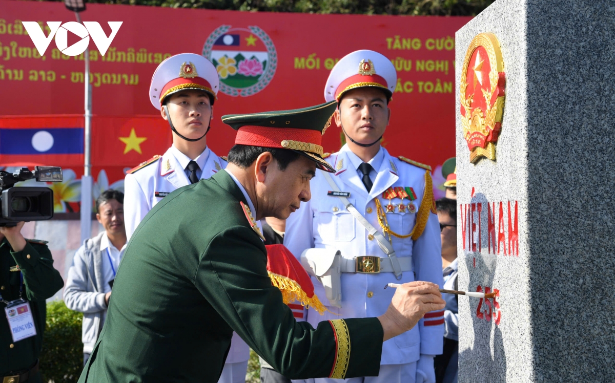 2 Bộ trưởng Quốc phòng Việt Nam-Lào thực hiện nghi thức tô son cột mốc chủ quyền