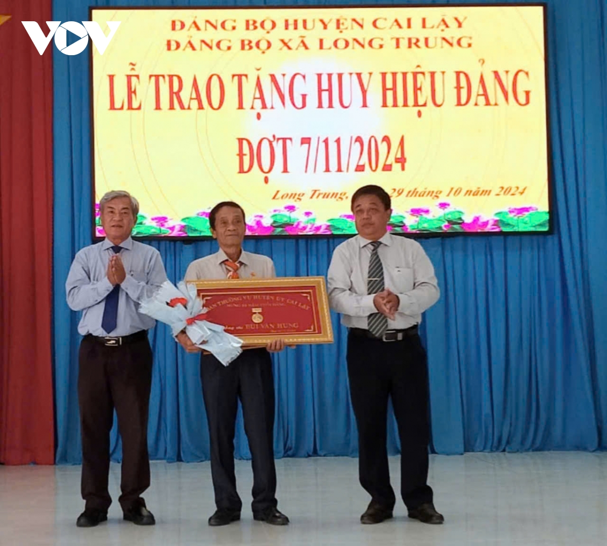 Tiền Giang trao Huy hiệu Đảng cho đảng viên tiêu biểu