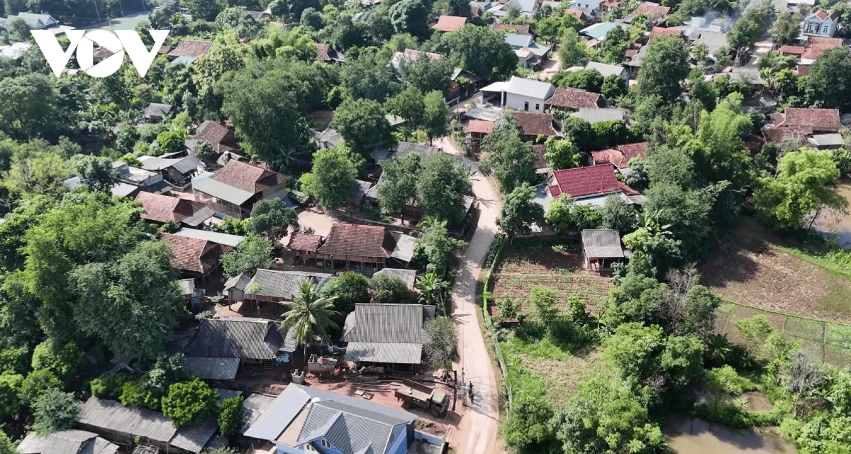 Dong hanh cung dong bao vung kho son la hinh anh 1