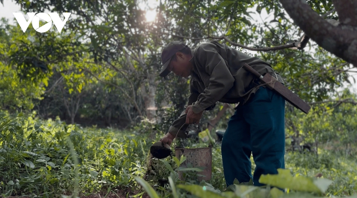 Dong hanh cung dong bao vung kho son la hinh anh 5