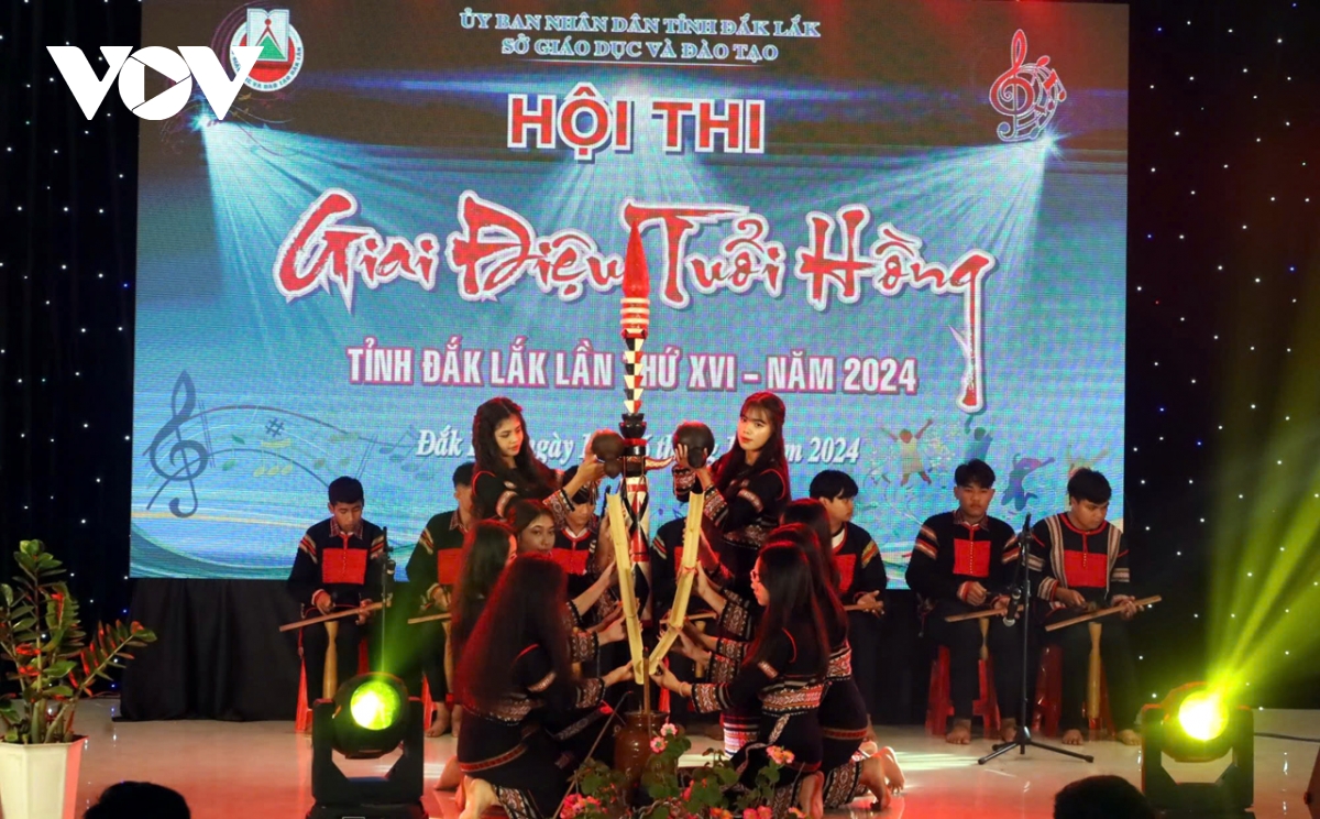 2.800 học sinh Đắk lắk thi giai điệu tuổi hồng mừng ngày nhà giáo việt nam hình ảnh 1 2.800 hoc sinh Dak lak thi giai dieu tuoi hong mung ngay nha giao viet nam hinh anh 1