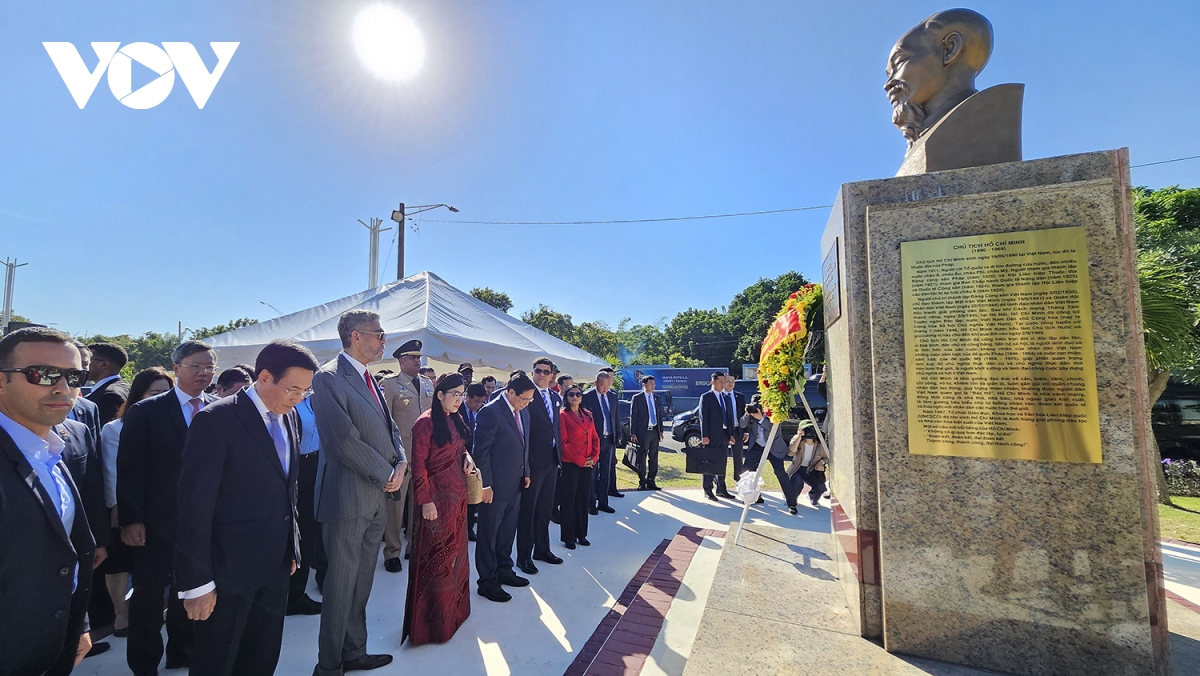 thu tuong pham minh chinh dang hoa tai tuong dai ho chi minh o dominicana hinh anh 1