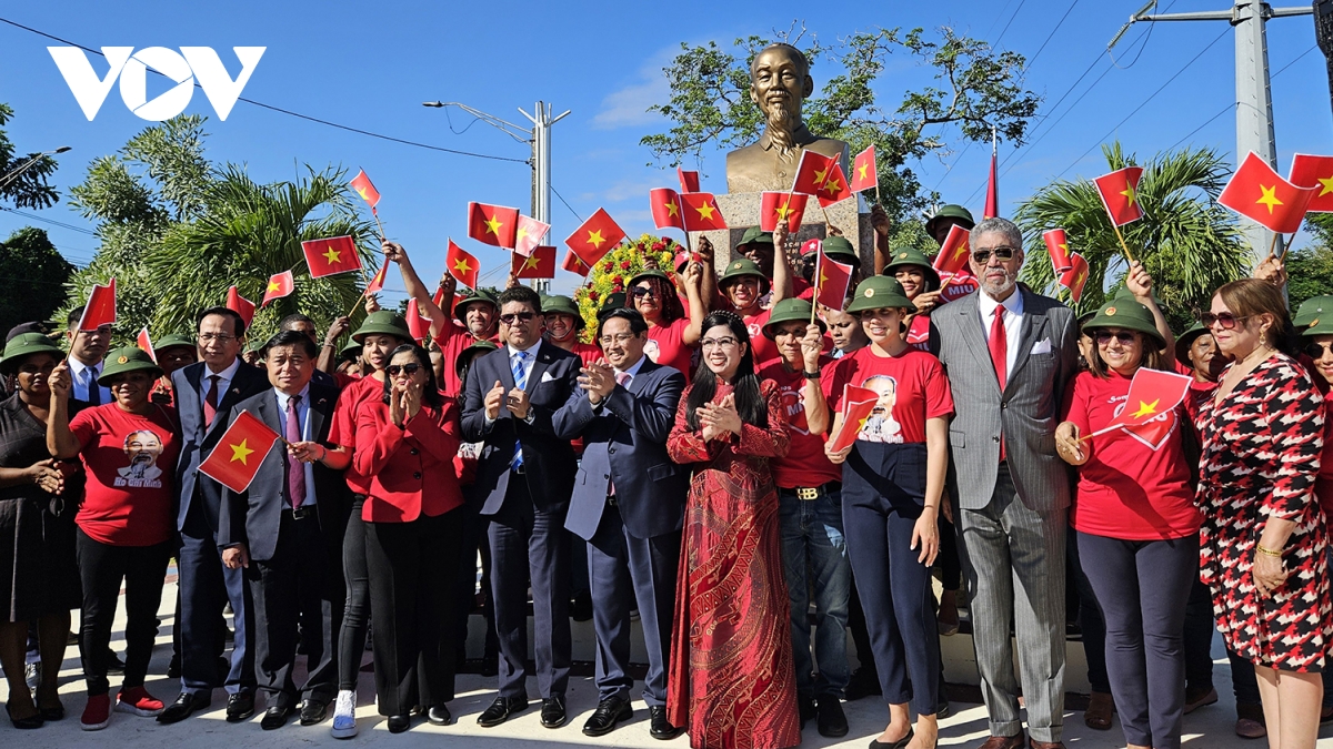 thu tuong pham minh chinh dang hoa tai tuong dai ho chi minh o dominicana hinh anh 2