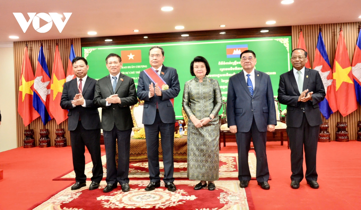 chủ tịch quốc hội trần thanh mẫn nhận huân chương công trạng hạng Đại thập tự hình ảnh 1 chu tich quoc hoi tran thanh man nhan huan chuong cong trang hang Dai thap tu hinh anh 1
