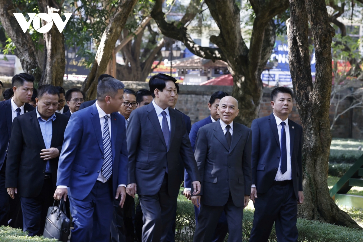chủ tịch nước và quốc vương campuchia thưởng trà tại văn miếu - quốc tử giám hình ảnh 1 chu tich nuoc va quoc vuong campuchia thuong tra tai van mieu - quoc tu giam hinh anh 1