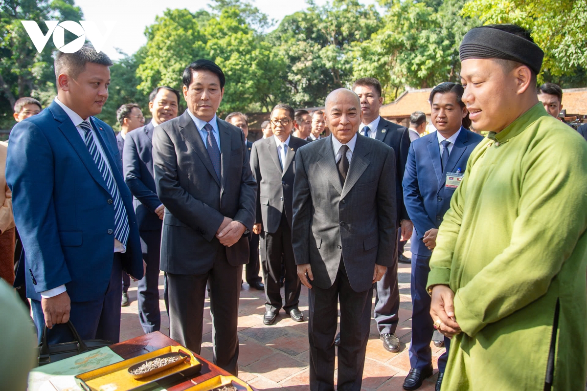 chủ tịch nước và quốc vương campuchia thưởng trà tại văn miếu - quốc tử giám hình ảnh 2 chu tich nuoc va quoc vuong campuchia thuong tra tai van mieu - quoc tu giam hinh anh 2