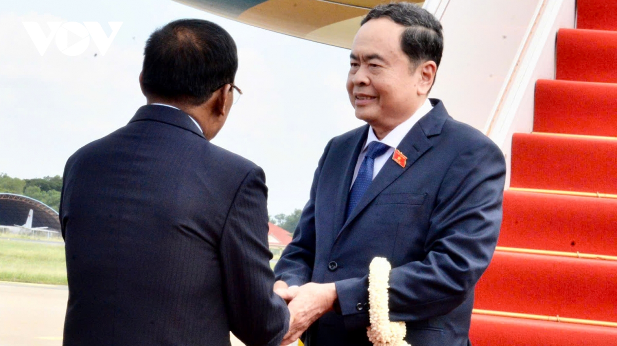 chủ tịch quốc hội đến thủ đô phnom penh, bắt đầu thăm chính thức campuchia hình ảnh 1 chu tich quoc hoi den thu do phnom penh, bat dau tham chinh thuc campuchia hinh anh 1