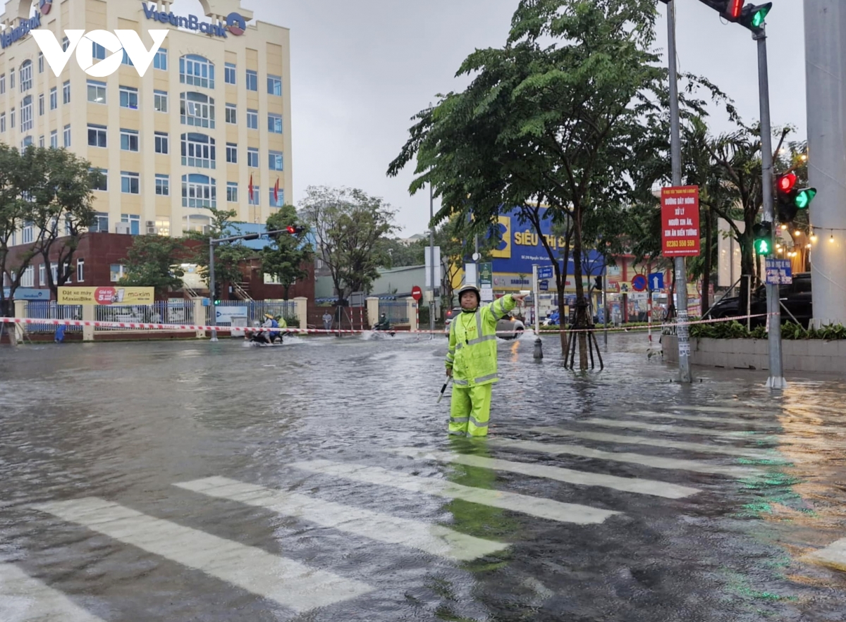 Đà nẵng mưa to, nhiều nơi ngập sâu, học sinh nghỉ học hình ảnh 1 Da nang mua to, nhieu noi ngap sau, hoc sinh nghi hoc hinh anh 1