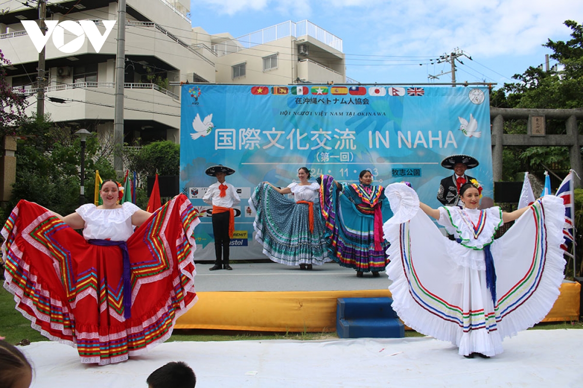 tung bung le hoi giao luu van hoa quoc te tai okinawa, nhat ban hinh anh 2