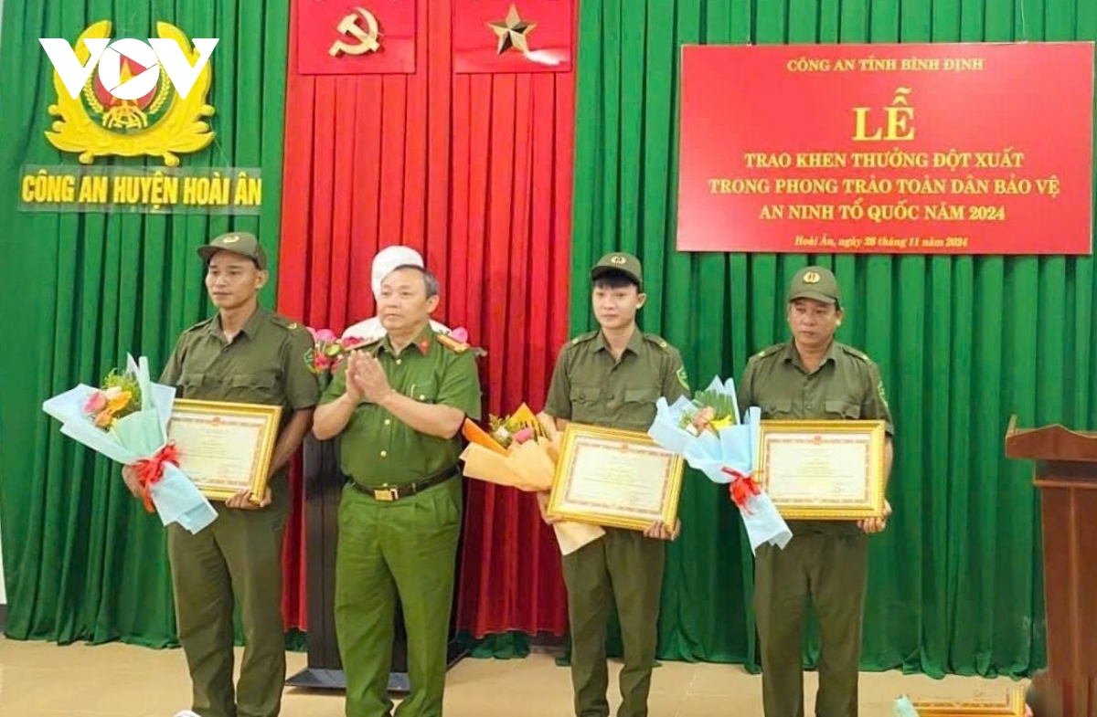 trao bằng khen của bộ công an tặng các cá nhân có thành tích xuất sắc ở bình Định hình ảnh 1 trao bang khen cua bo cong an tang cac ca nhan co thanh tich xuat sac o binh Dinh hinh anh 1