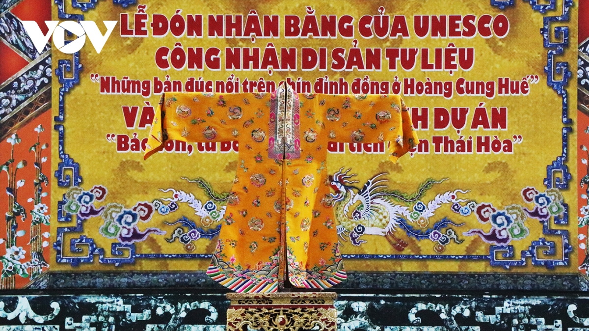 tiep nhan ao nhat binh le phuc cua hoang hau nam phuong hinh anh 2