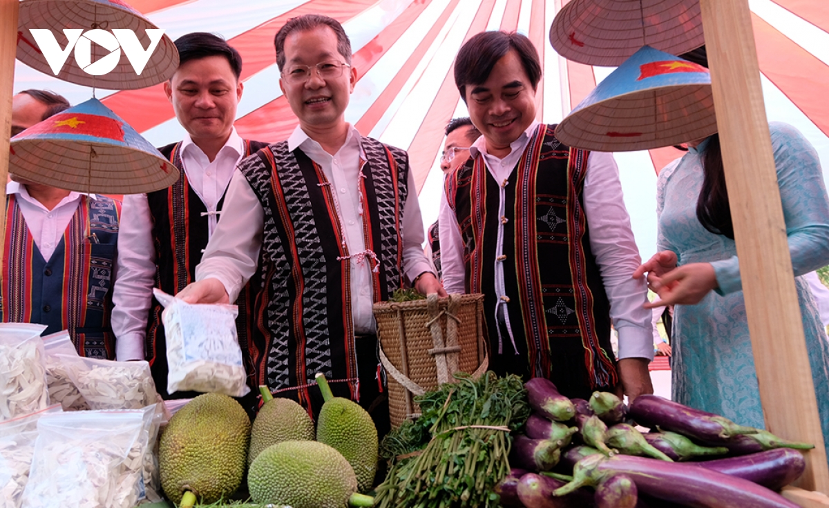 bí thư Đà nẵng gìn giữ nét đẹp người cơ tu thờ ảnh bác hồ hình ảnh 5 bi thu Da nang gin giu net dep nguoi co tu tho anh bac ho hinh anh 5