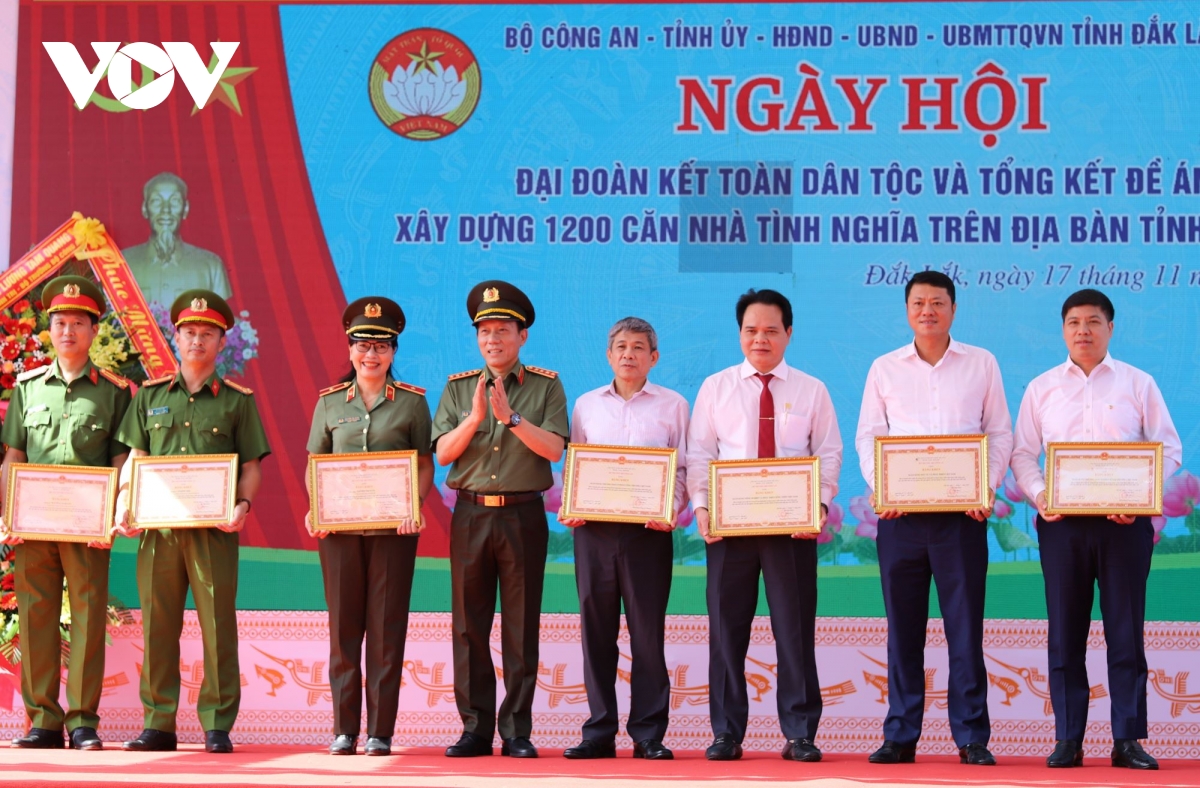 bộ trưởng bộ công an lương tam quang dự ngày hội Đại đoàn kết tại Đắk lắk hình ảnh 1 bo truong bo cong an luong tam quang du ngay hoi Dai doan ket tai Dak lak hinh anh 1