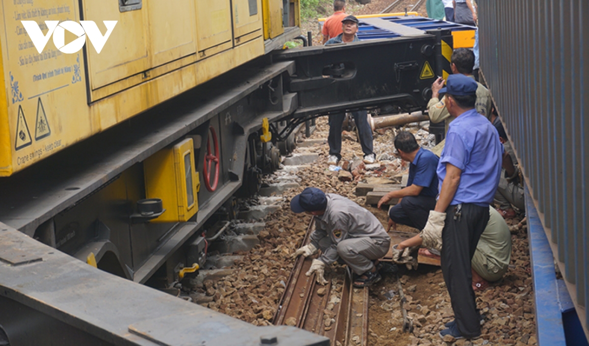 khắc phục xong sự cố tàu hàng trật đường ray trên đèo hải vân hình ảnh 2 khac phuc xong su co tau hang trat duong ray tren deo hai van hinh anh 2