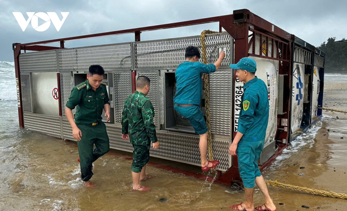 bĐbp quảng ngãi xử lý các bồn kim loại, xà lan vô chủ dạt vào bờ biển hình ảnh 4 bDbp quang ngai xu ly cac bon kim loai, xa lan vo chu dat vao bo bien hinh anh 4