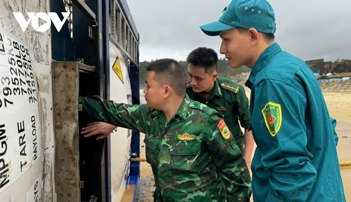 bĐbp quảng ngãi xử lý các bồn kim loại, xà lan vô chủ dạt vào bờ biển hình ảnh 3 bDbp quang ngai xu ly cac bon kim loai, xa lan vo chu dat vao bo bien hinh anh 3