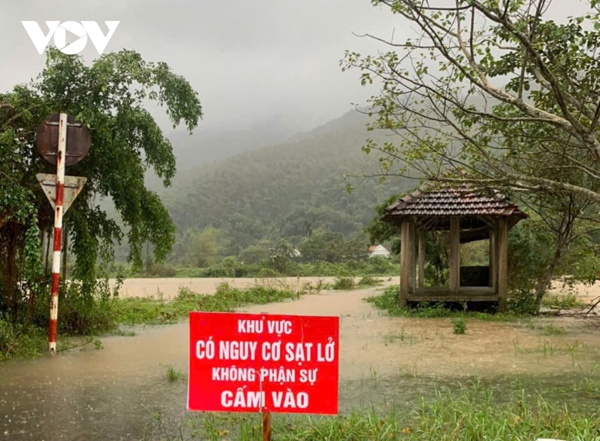 thừa thiên huế xuất hiện vết sạt lở núi, di dời 23 hộ dân hình ảnh 3 thua thien hue xuat hien vet sat lo nui, di doi 23 ho dan hinh anh 3