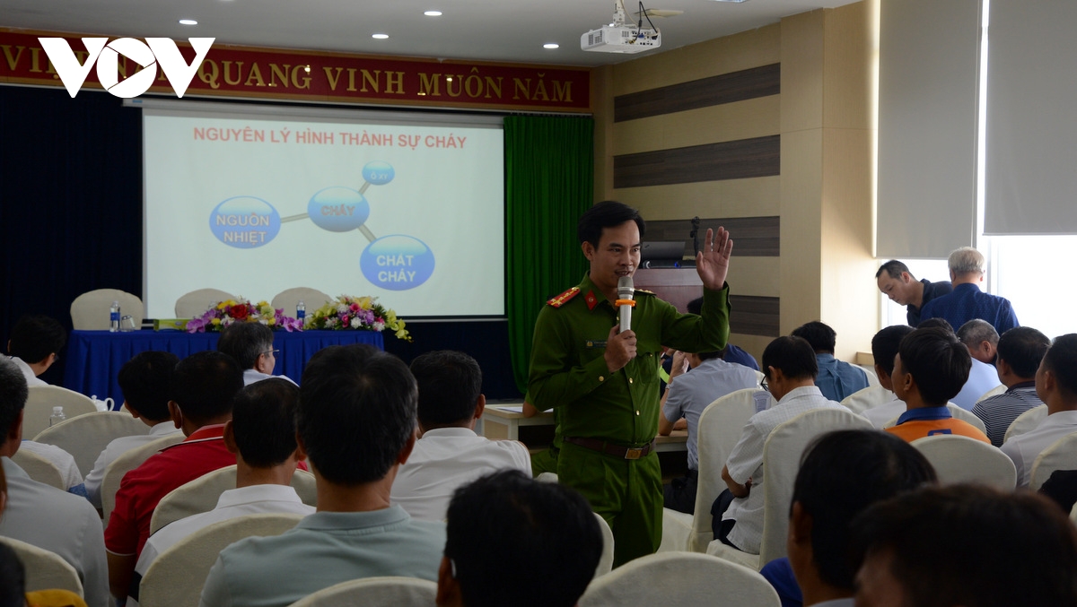 200 tài xế xe bồn, nhân viên cây xăng được tập huấn phòng cháy chữa cháy hình ảnh 2 200 tai xe xe bon, nhan vien cay xang duoc tap huan phong chay chua chay hinh anh 2