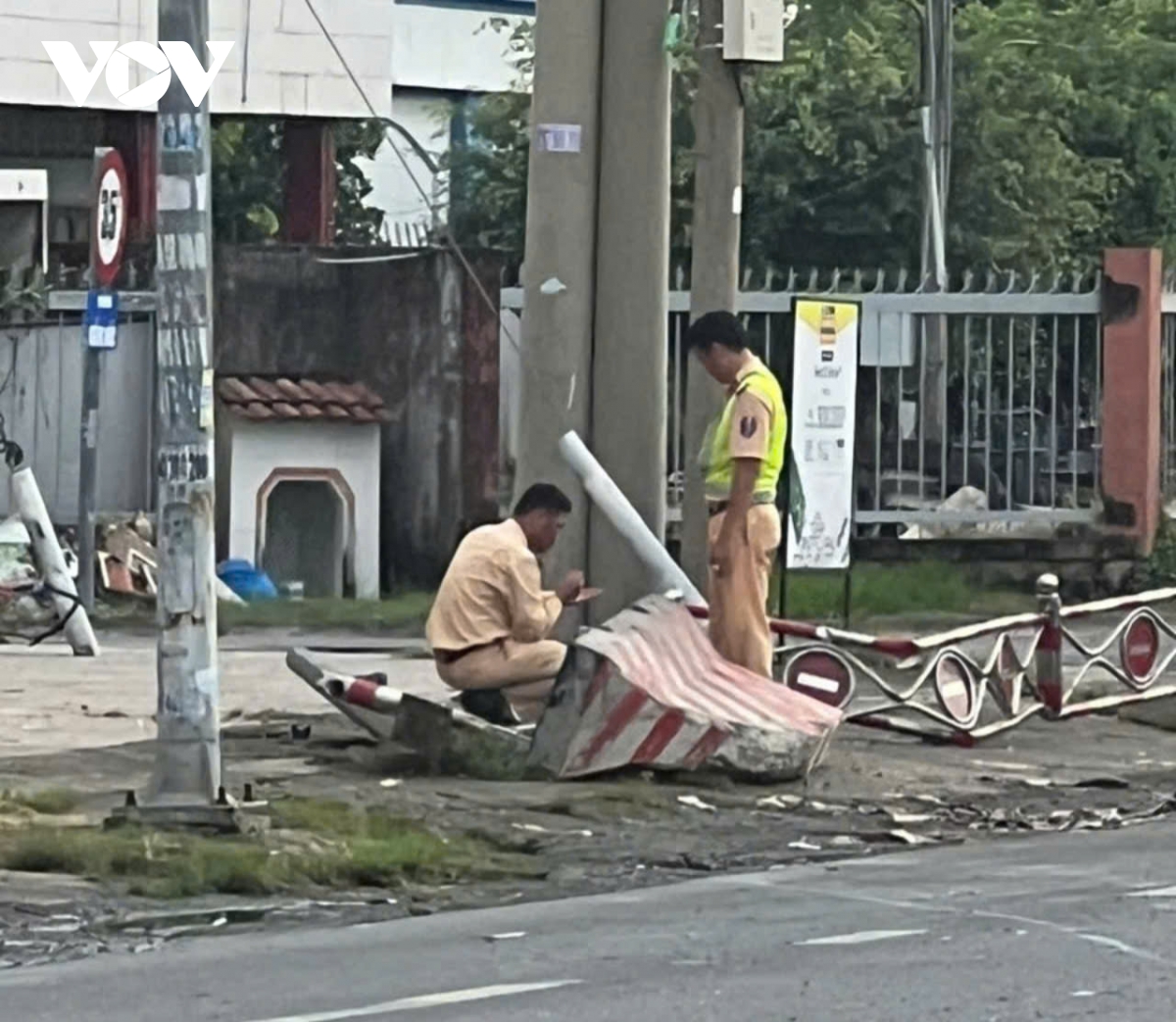 Ô tô tải chở nước giải khát tông dải phân cách trong đêm khuya hình ảnh 2 O to tai cho nuoc giai khat tong dai phan cach trong dem khuya hinh anh 2