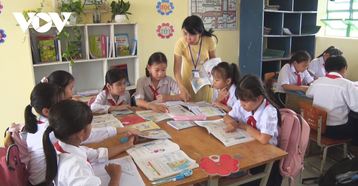 nhà giáo hơn 30 năm gắn bó với học sinh dân tộc thiểu số vùng biên giới biển hình ảnh 1 nha giao hon 30 nam gan bo voi hoc sinh dan toc thieu so vung bien gioi bien hinh anh 1