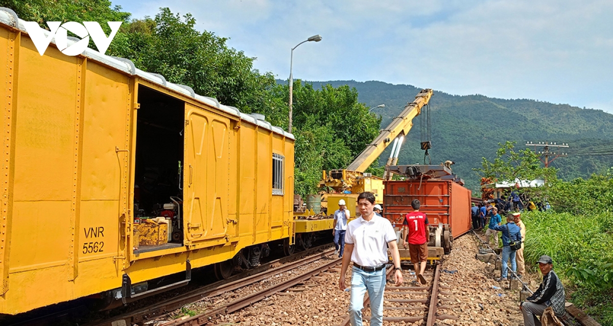 khắc phục xong sự cố tàu hàng trật đường ray trên đèo hải vân hình ảnh 1 khac phuc xong su co tau hang trat duong ray tren deo hai van hinh anh 1
