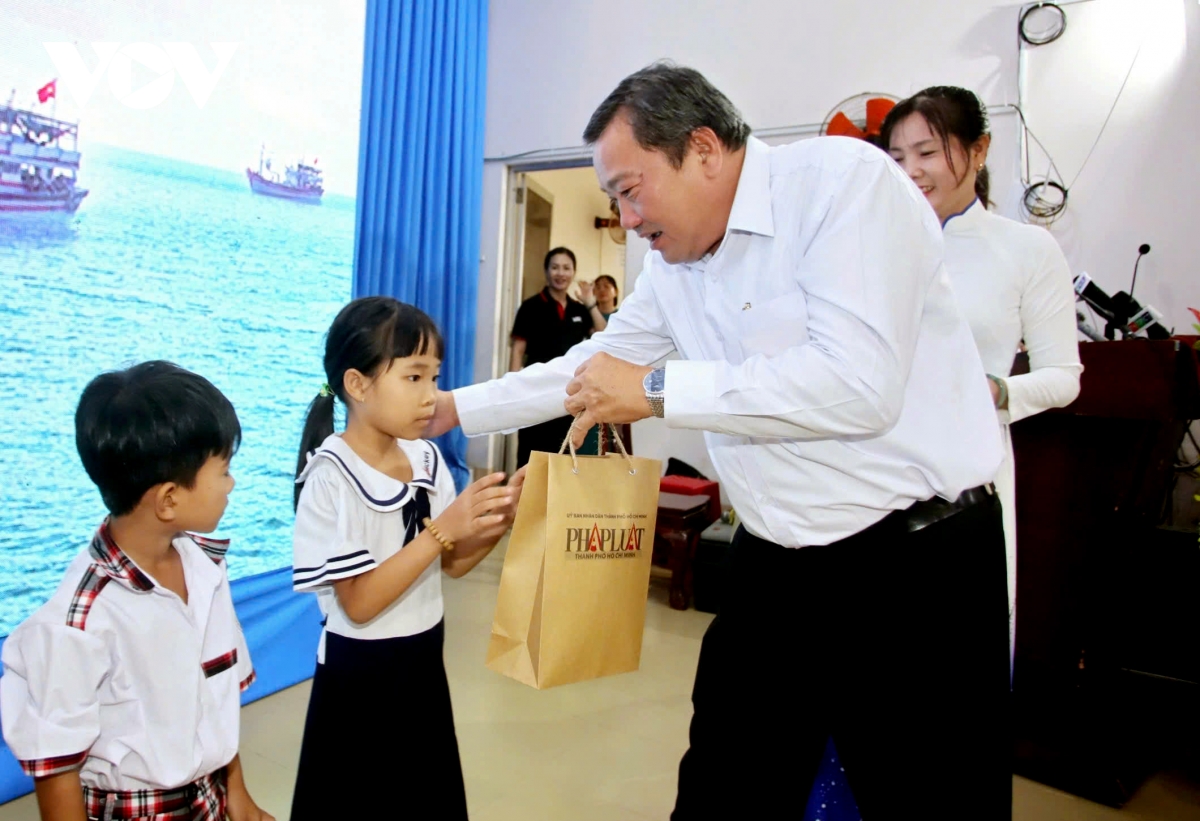 nhiều phần quà cùng ngư dân thắp sáng đèn trên biển đến với ngư dân trà vinh hình ảnh 1 nhieu phan qua cung ngu dan thap sang den tren bien den voi ngu dan tra vinh hinh anh 1