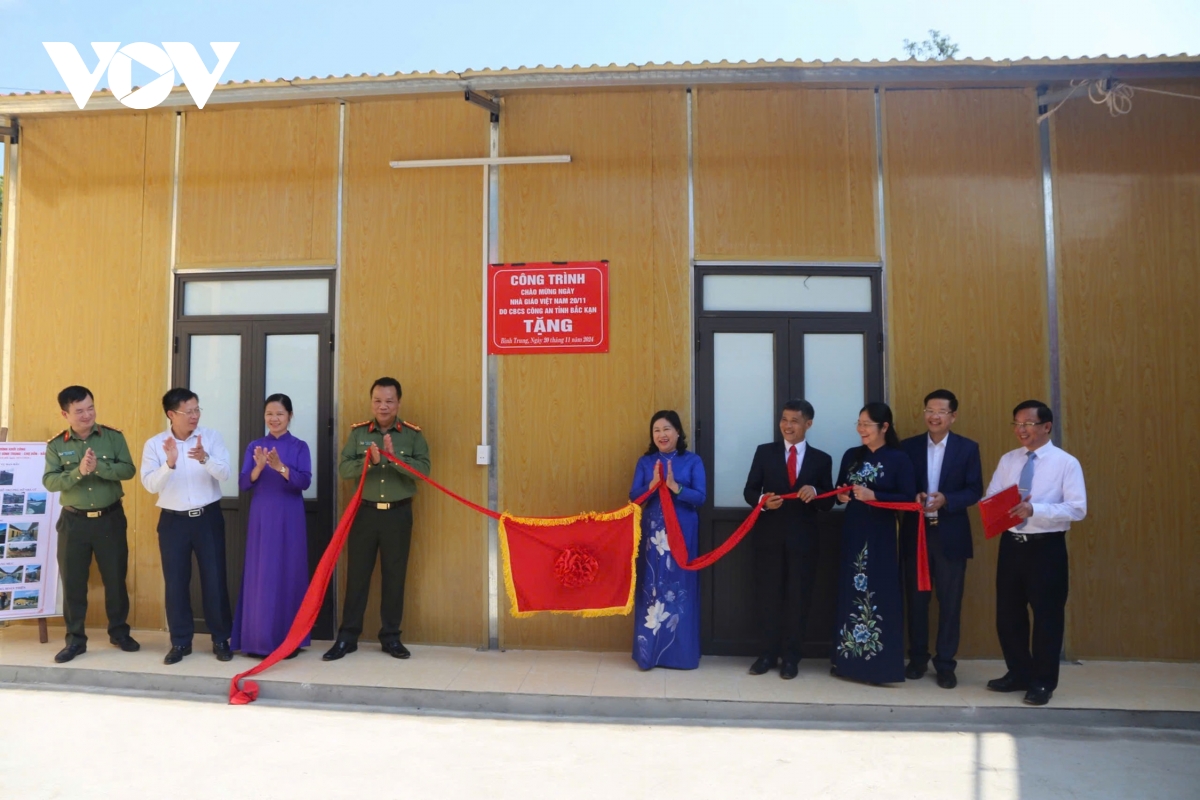 bắc kạn trao tặng 16 căn nhà công vụ cho giáo viên hình ảnh 2 bac kan trao tang 16 can nha cong vu cho giao vien hinh anh 2
