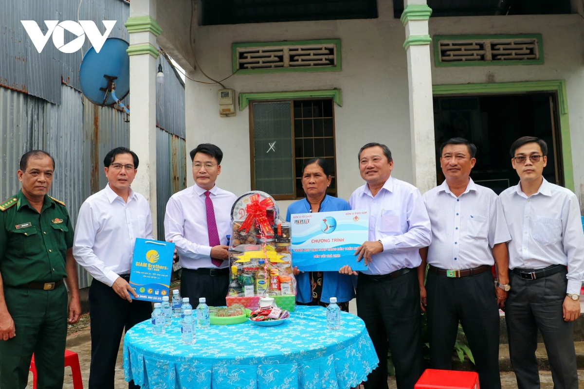 nhiều phần quà cùng ngư dân thắp sáng đèn trên biển đến với ngư dân trà vinh hình ảnh 2 nhieu phan qua cung ngu dan thap sang den tren bien den voi ngu dan tra vinh hinh anh 2
