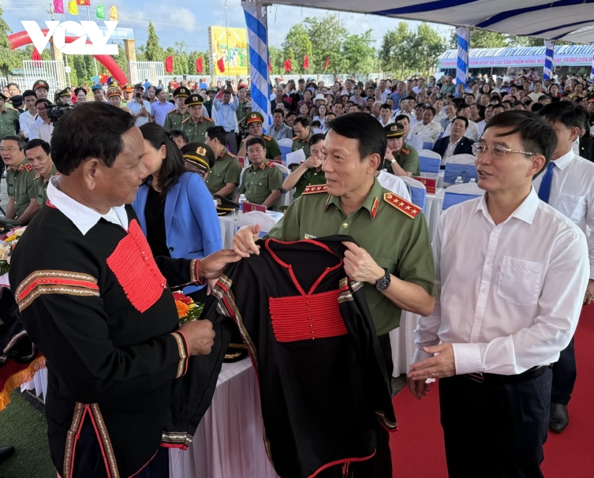 bộ trưởng bộ công an lương tam quang dự ngày hội Đại đoàn kết tại Đắk lắk hình ảnh 3 bo truong bo cong an luong tam quang du ngay hoi Dai doan ket tai Dak lak hinh anh 3