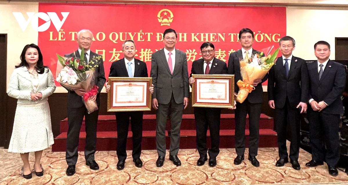 Trao bằng khen của Thủ tướng Chính phủ cho hai doanh nghiệp Nhật Bản tiêu biểu