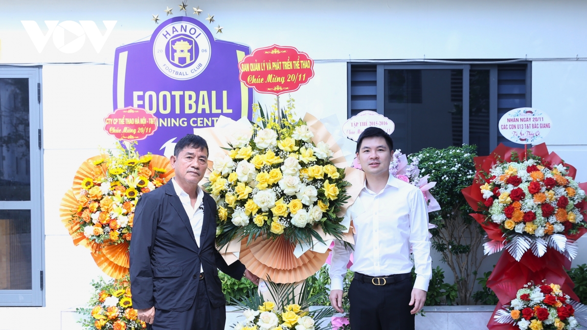 Chủ tịch Hà Nội FC làm điều bất ngờ cùng Học viện Bắc Giang T&T mừng ngày 20/11