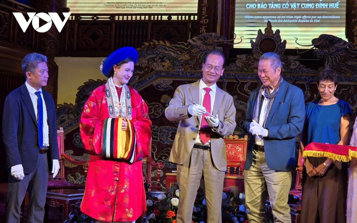 ra mắt sách hàm nghi - hoàng đế lưu vong, nghệ sĩ ở alger hình ảnh 3 ra mat sach ham nghi - hoang de luu vong, nghe si o alger hinh anh 3