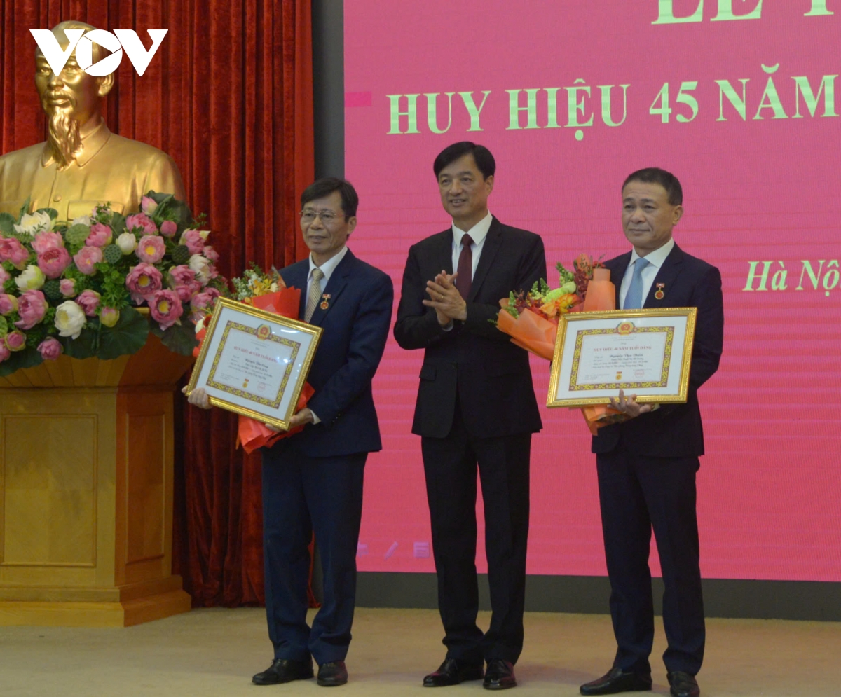 tổng bí thư tô lâm trao huy hiệu 45 năm tuổi Đảng tặng ông trần quốc vượng hình ảnh 3 tong bi thu to lam trao huy hieu 45 nam tuoi Dang tang ong tran quoc vuong hinh anh 3