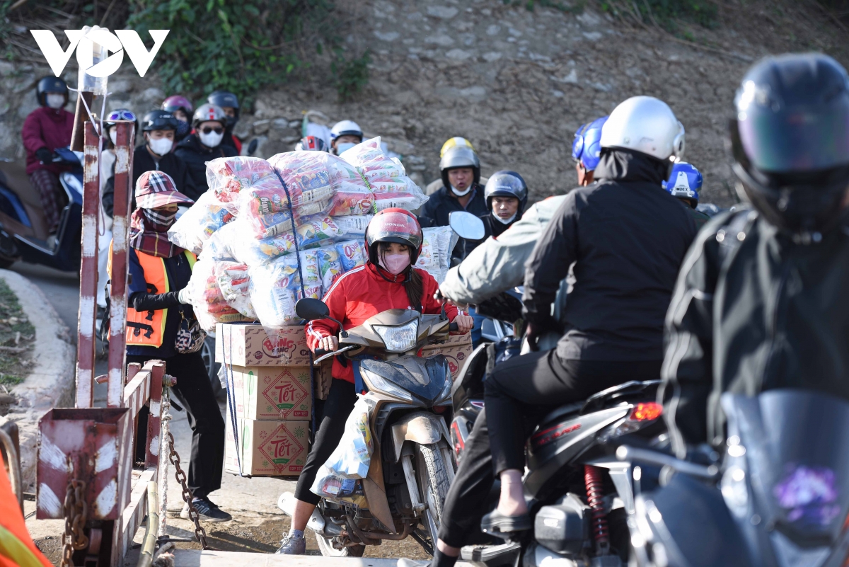 Rào chắn sửa chữa cầu Hồ ở Bắc Ninh khiến người dân khốn khổ tìm cách di chuyển