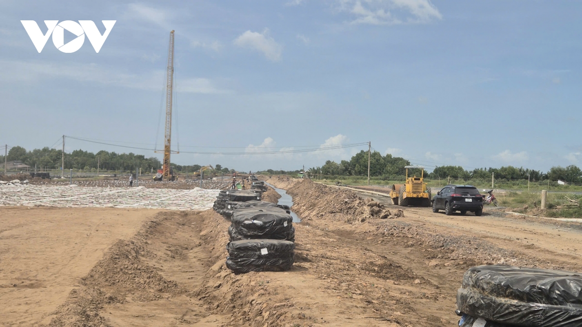 phó thủ tướng trần hồng hà khảo sát tiến độ thi công cao tốc ở sóc trăng, hậu giang hình ảnh 2 pho thu tuong tran hong ha khao sat tien do thi cong cao toc o soc trang, hau giang hinh anh 2